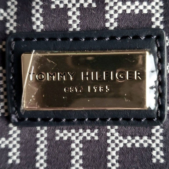 Tommy Hilfiger Garden Classic II Mono Canvas Crossbody Adjustable Strap Bag - Picture 7 of 11